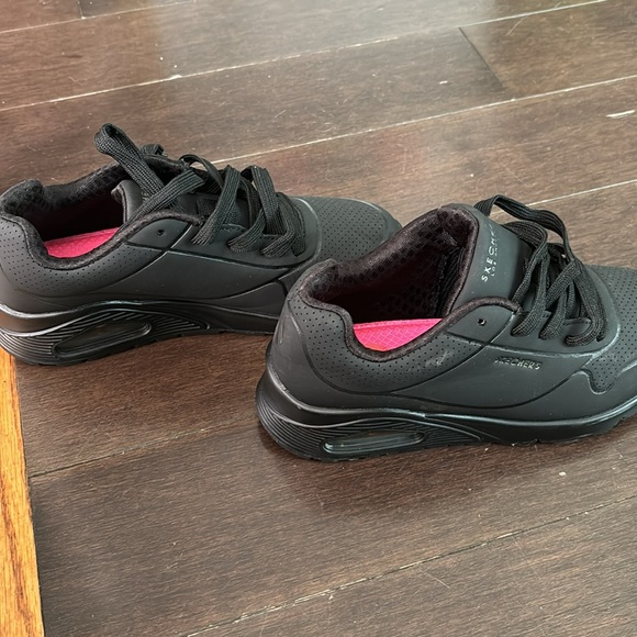 SKECHERS BLACK RUNNING SHOES SIZE 2 - Picture 3 of 4